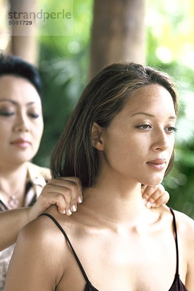 Asiatische Frau immer eine massage
