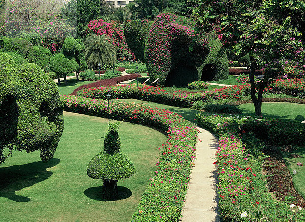 Gärten der Railway Hotel  Hua Hin  Thailand  mit riesigen Topiarien  die als Tiere