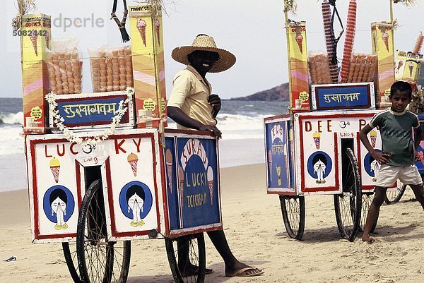 Eiscreme-Verkäufer an einem Strand in Goa