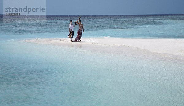 Malediven  zwei Frauen  Wandern am Strand