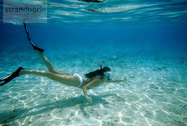 Frau Schnorcheln auf den Malediven  Unterwasser