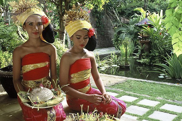 Balinesische Mädchen mit angeboten in Garten