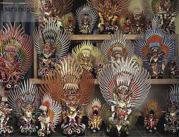 Geschnitzten und bunt bemalten Garudas in einem Souvernir Geschäft in Bali  Indonesien