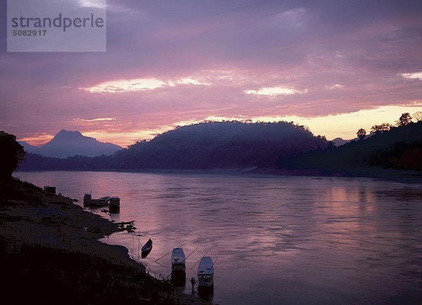 Laos  Luang Prabang  Mekong-Fluss bei Sonnenuntergang