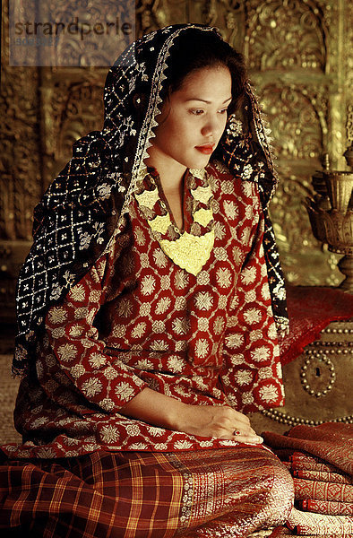 Tracht mit Seleya Kopftuch von Hand-Rmbroidered Silber Threads & Erbstück Gold-Woven malaiischen Kleid  Sarawak  Malaysia