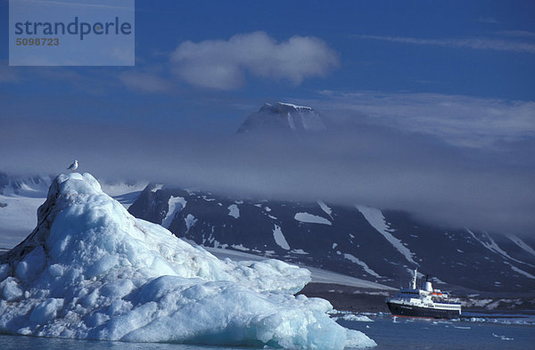 Norwegen  Spitzbergen  Eisberg