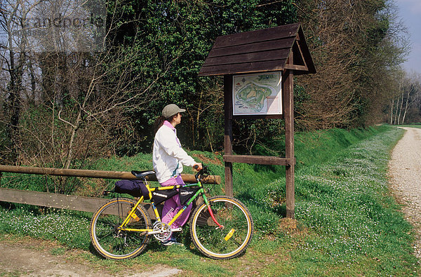 Lombardei  Süden Adda  natürliche reserve  Boscone Schätzung  Frau mit Fahrrad