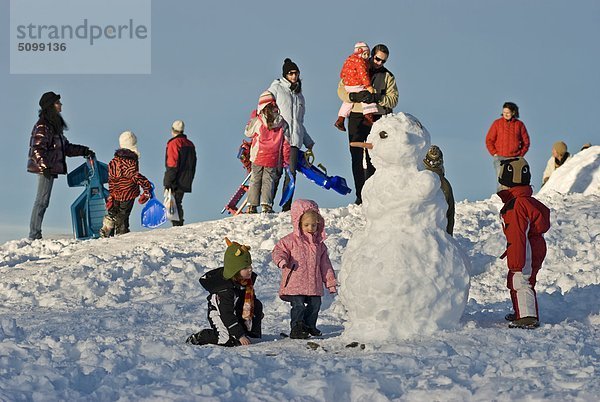 Österreich  Kärnten  Villach  Naturpark Dobratsch  Kinder spielen eines Schneemannes