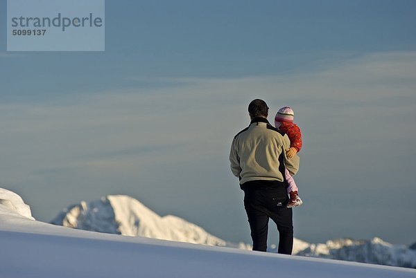 Österreich  Kärnten  Villach  Naturpark Dobratsch  Vater und Sohn in einem snow