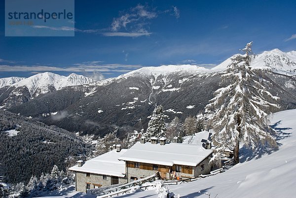 Italien  Lombardei  Naturpark Adamello-Chalet im Winter.