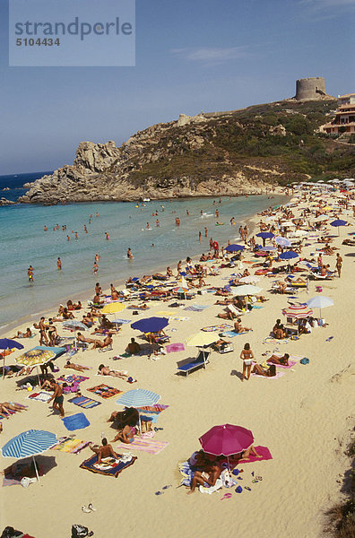 Italien Sardinien Menschen am Strand