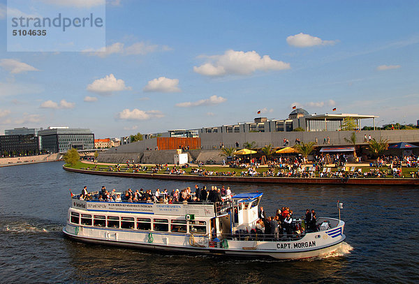 Vergnügensboot an Spree Federal Press Strand  Berlin  Deutschland