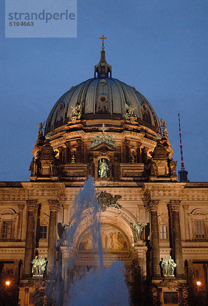 Berlin  Deutschland. Detail der Berliner Dom-Kathedrale in der Nacht