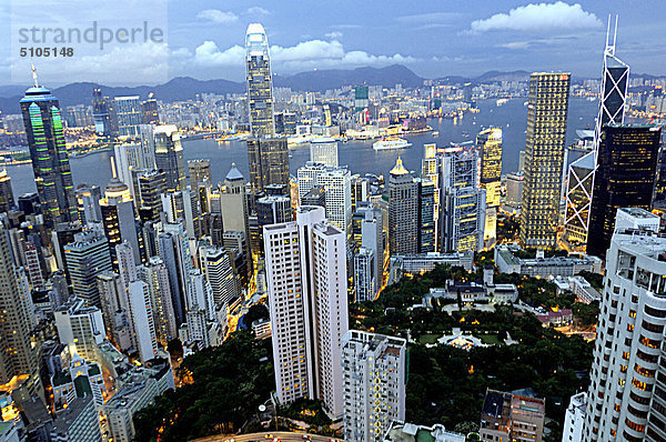 Asien  China  Hongkong  Abend Blick auf Hong Kong skyline