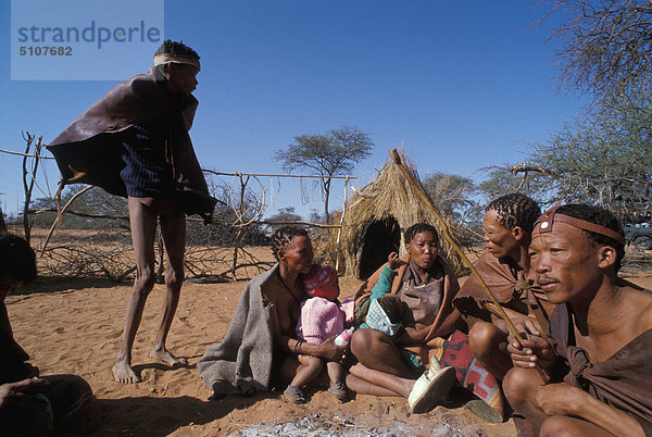 Namibia  Kalahari. Ikung Buschmänner Menschen