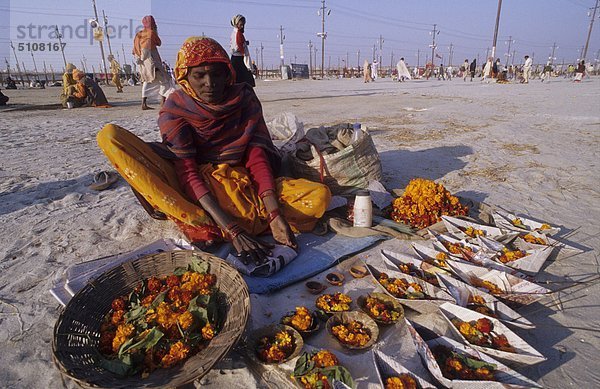 Indien  Uttar Pradesh  Allahabad (Prayag)  Frau mit religiösen Kumbh Mela Heiligen Festival-Angebote