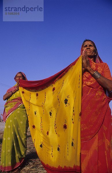 Indien  Uttar Pradesh  Allahabad (Prayag).Frauen beim Heiligen Kumbh Mela-Festival
