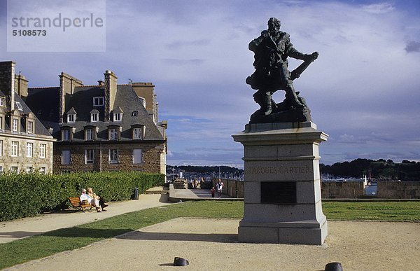Frankreich  Bretagne  Saint Malo  Jacques Cartier Statue auf der Rampart Dachgarten.