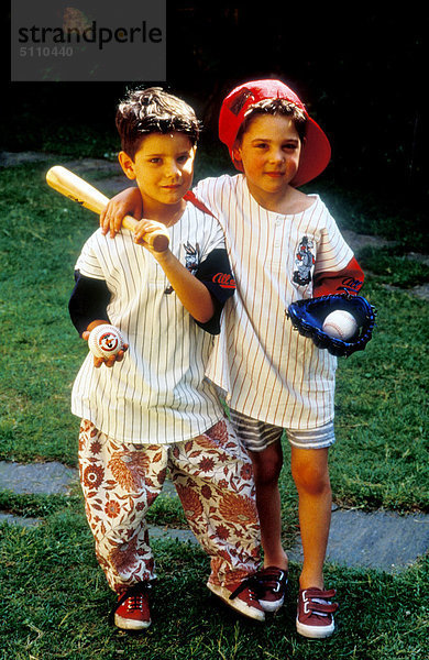 Zwei Jungs spielen baseball