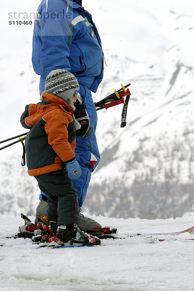 Vater und Sohn im Ski-Gang