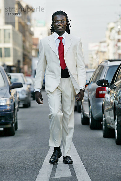 Gut gekleidet Afro - american Mann zu Fuß auf der Straße
