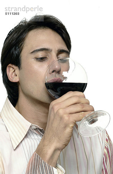 Mann trinkt Wein