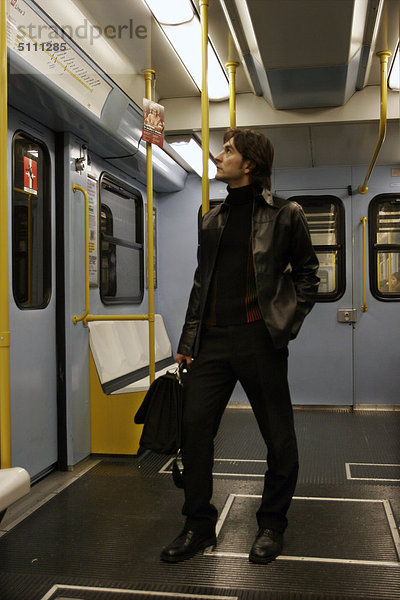 Mann stand in u-Bahn