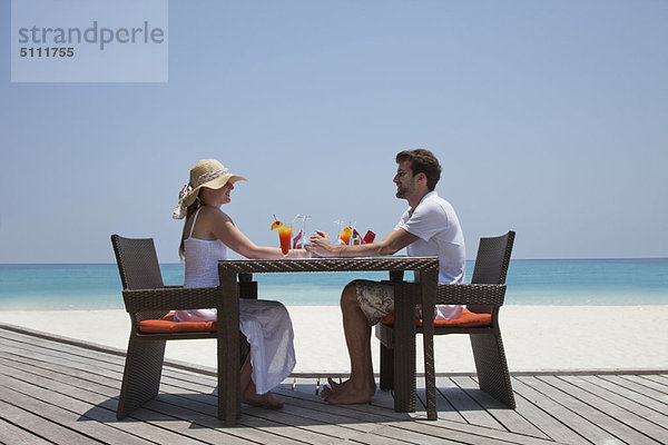 Zusammenhalt  Strand  Terrasse  essen  essend  isst