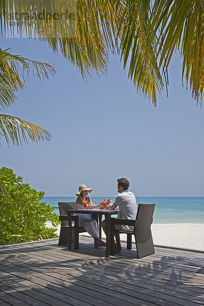 Zusammenhalt  Strand  Terrasse  essen  essend  isst