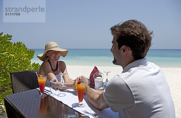 Zusammenhalt  Strand  Terrasse  essen  essend  isst