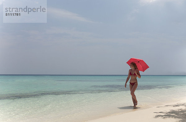 Frau  gehen  Strand  Regenschirm  Schirm  Sonnenschirm