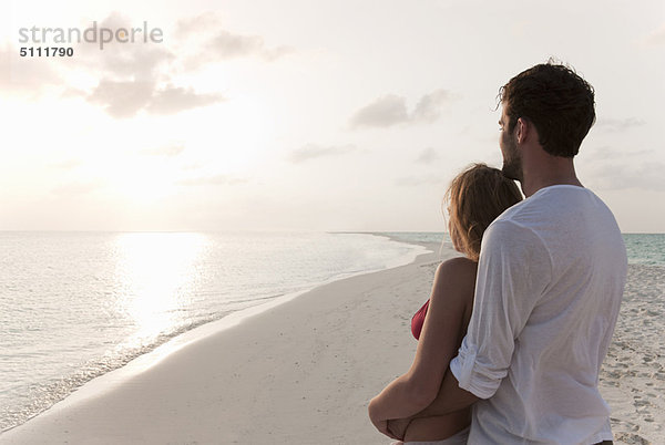 Paar bewundernder Horizont am Strand