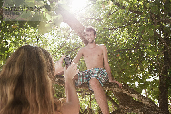 Frau Freund Fotografie nehmen Baum