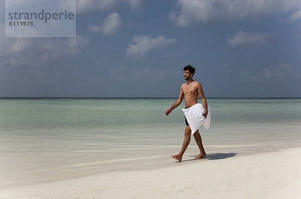 Tropisch  Tropen  subtropisch  Mann  tragen  Strand  Kopfkissen