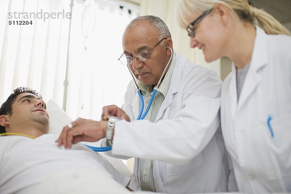 Patientin  Arzt  Krankenhaus  Fürsorglichkeit