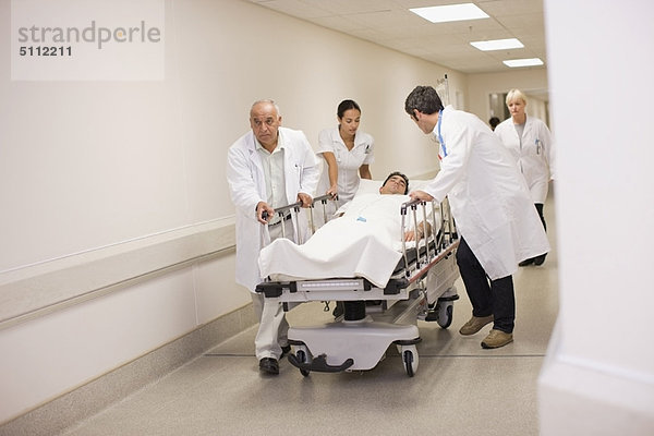 Patientin  Korridor  Korridore  Flur  Flure  Arzt  Hektik  Druck  hektisch