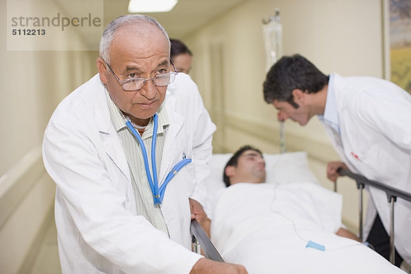 Patientin  Korridor  Korridore  Flur  Flure  Arzt  Hektik  Druck  hektisch