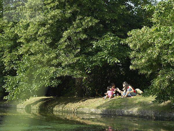 Flussufer  Ufer  sitzend  Zusammenhalt