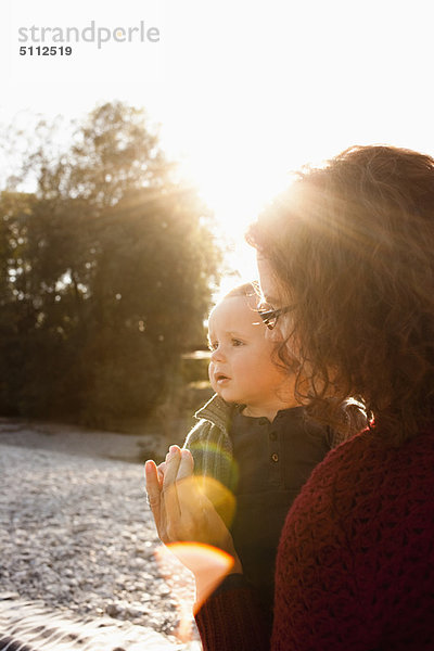 Mutter hält Baby im Freien