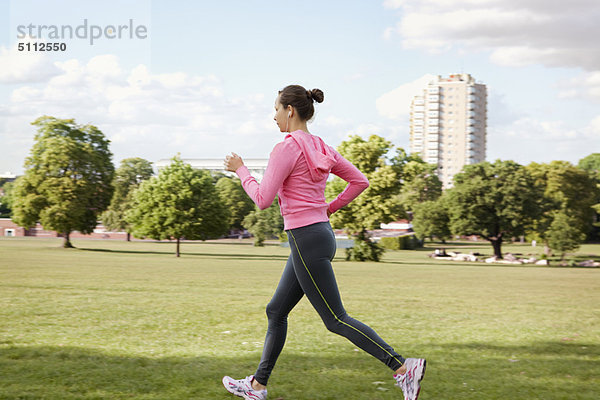 Frau beim Joggen im Park