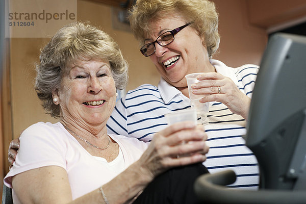 Ältere Frauen  die zusammen lachen.