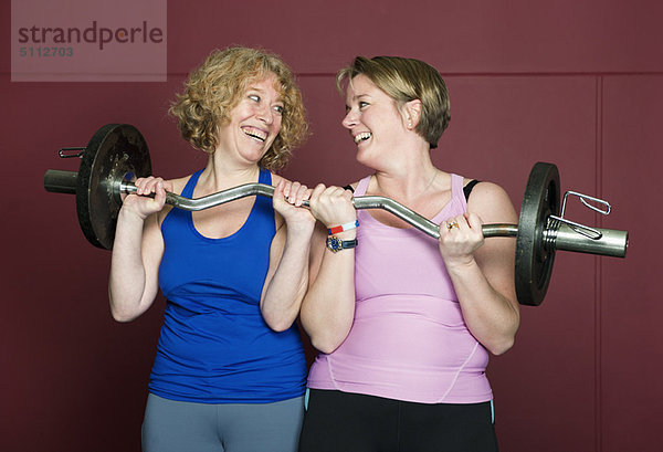 Ältere Frauen beim Gewichtheben im Fitnessstudio