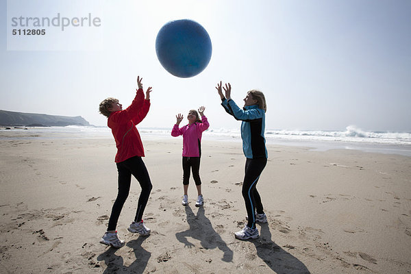 Familienspiel mit Ball am Strand