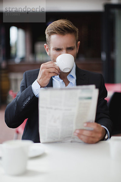 Geschäftsmann  Kaffee  Zeitung