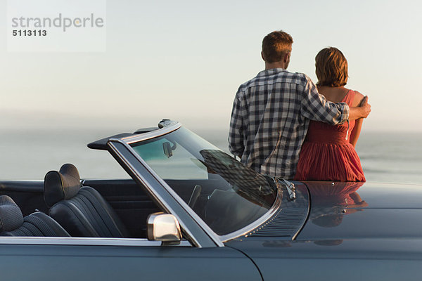 Paar bewundernder Blick auf das Cabriolet