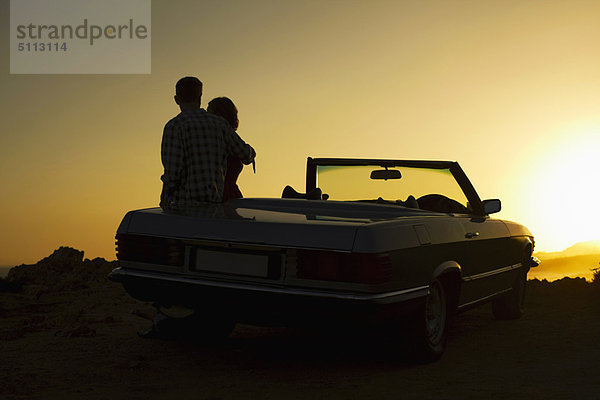 Paar bewundernder Blick auf das Cabriolet