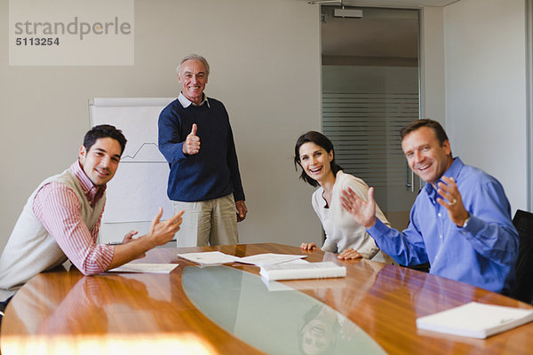 Mensch  Menschen  jubeln  Geschäftsbesprechung  Besuch  Treffen  trifft  Business