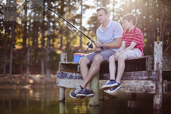 Vater beim Fischen mit Sohn im See