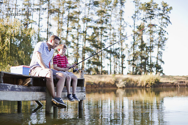 Vater beim Fischen mit Sohn im See