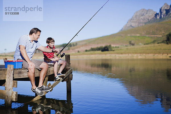 Vater beim Fischen mit Sohn im See